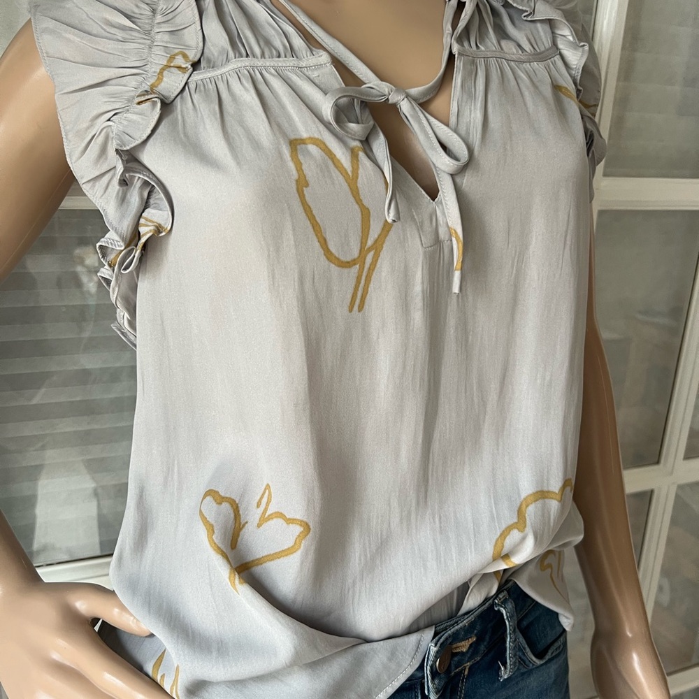 Chic Light Gray Floral Blouse with Ruffle Details